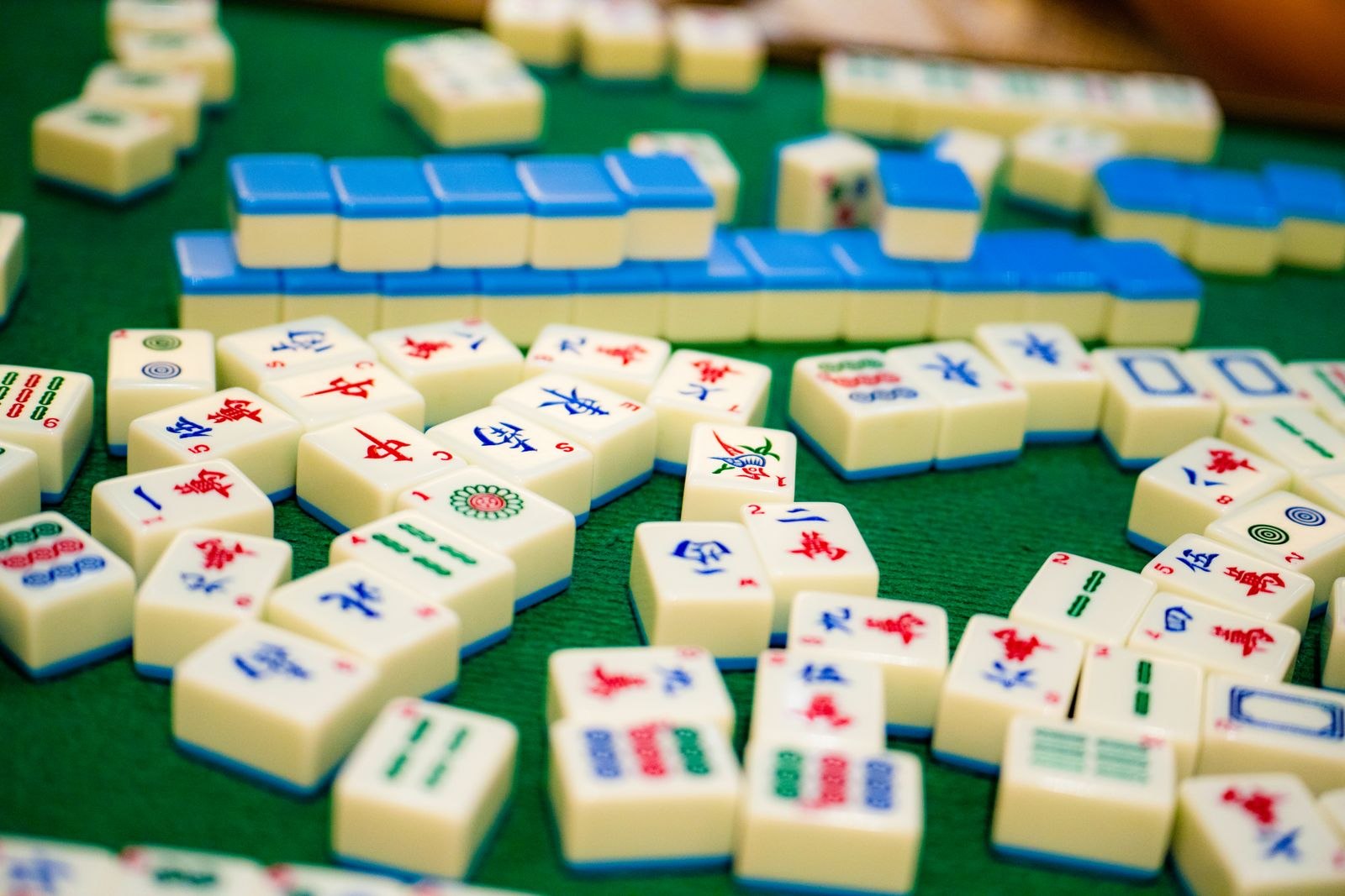 Mahjong tiles on a felt mahjong mat
